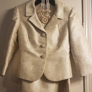 Tahari / Arthur Levine Suit  US6  NWOT